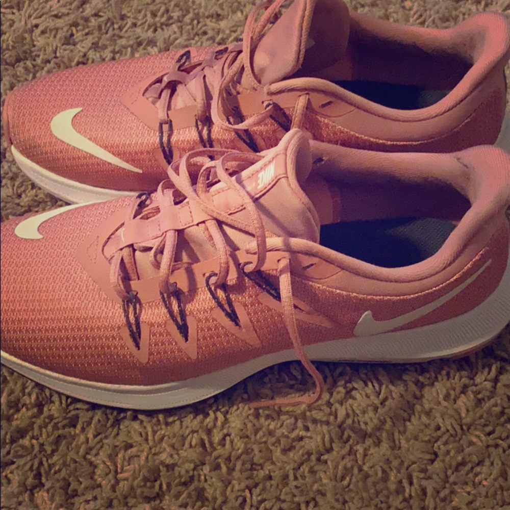 Pretty pink nike shoes , size 7/5